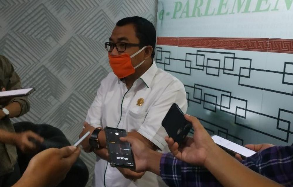 Ketua DPRD Sidoarjo H Usman saat beri keterangan. SP/sg