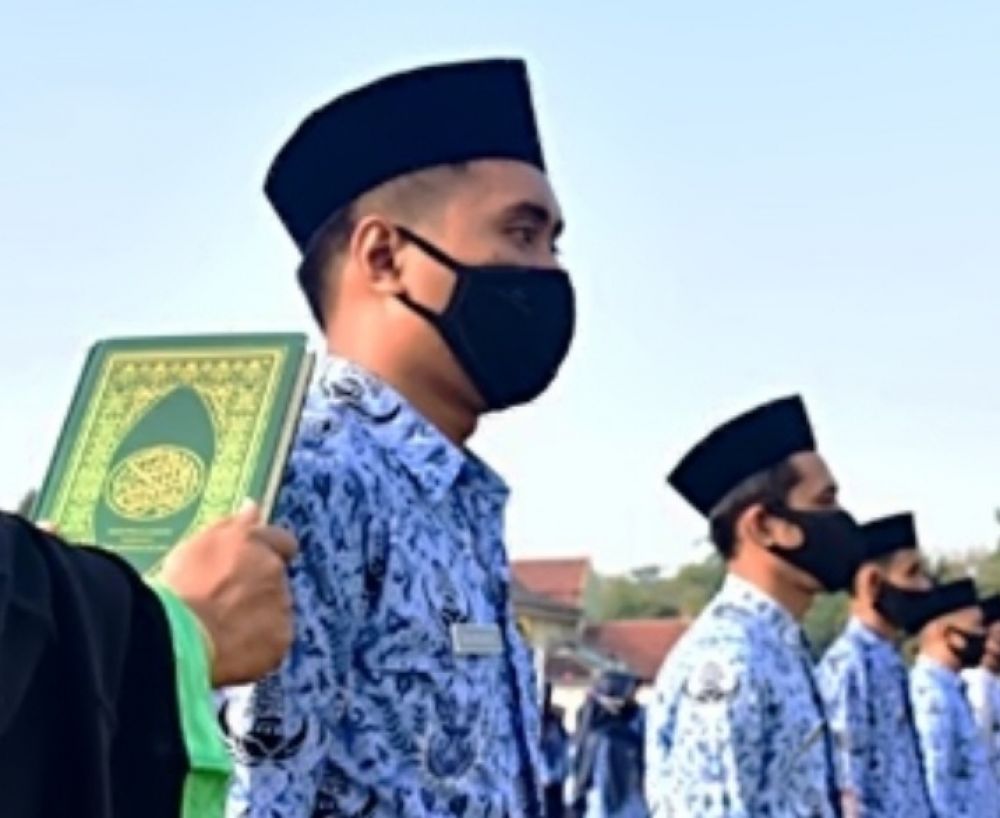 Pengambilan sumpah atau janji 452 orang Pegawai Negeri Sipil (PNS) Formasi Tahun 2018 di Stadion Semeru Lumajang, Senin (27/07/2020) pagi.SP/Lim