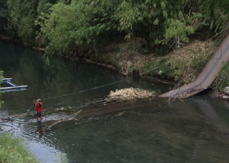 Jembatan putus di Desa Kregenan, Kecamatan Kraksaan, Kabupaten Probolinggo, Jawa Timur, Jumat (9/9/2022)
