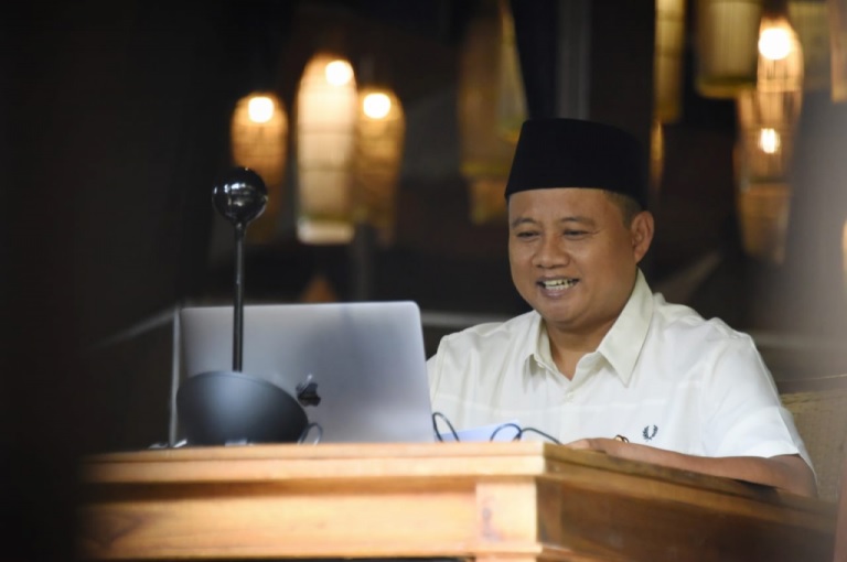 Wakil Gubernur (Wagub) Jawa Barat (Jabar) Uu Ruzhanul Ulum saat menghadiri silahturahmi Halal bi Halal Idulfitri 1442 Hijriah Ikatan Cendekiawan Muslim Indonesia (ICMI) Provinsi Jabar via konferensi video dari Kabupaten Garut, Selasa (1/6/2021).