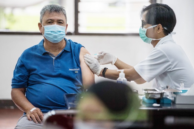 Salah seorang warga disuntik vaksin