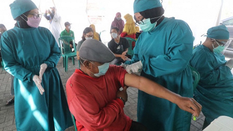 Warga saat divaksinasi Covid-19. SP/ SBY