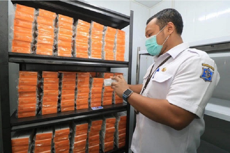 Sejumlah vaksin SINOVAC disimpan di UPTD Gudang Farmasi, Surabaya. SP/ SBY