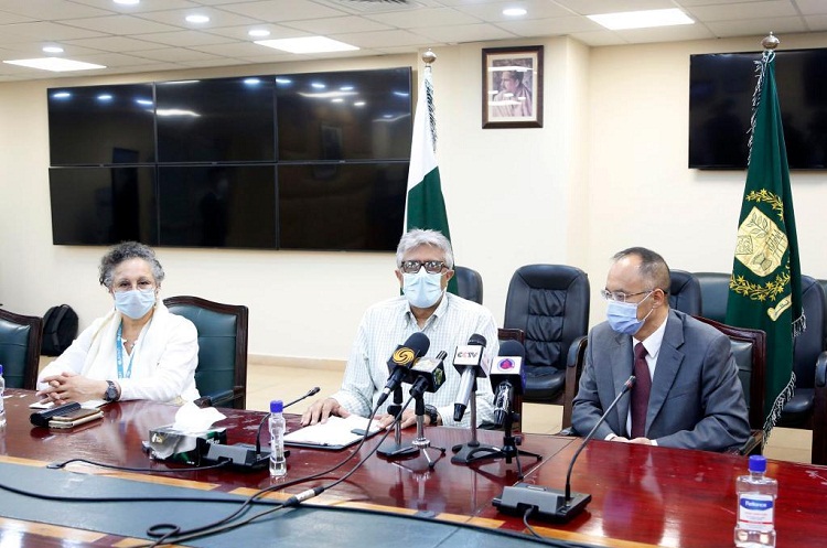 Duta Besar China untuk Pakistan Nong Rong (kanan) dan Asisten Khusus Perdana Menteri Pakistan untuk Kesehatan Faisal Sultan (tengah) menghadiri upacara serah terima vaksin China Sinopharm Covid-19. SP/ CH