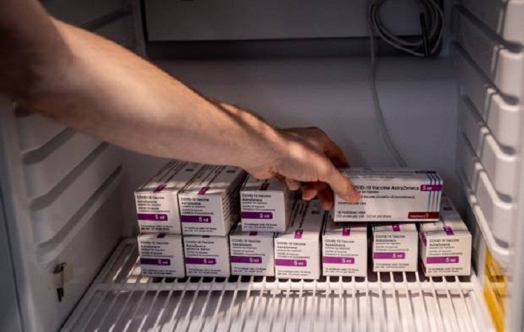 Petugas mengambil vaksin Covid-19 AstraZeneca di Pusat Vaksin Hovedstaden, Denmark. SP/ Reuters