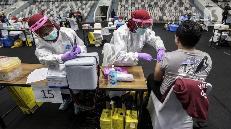 Vaksinator menyuntikkan vaksin Covid-19 dosis pertama produksi Sinovac kepada tenaga kesehatan. SP/ JKT