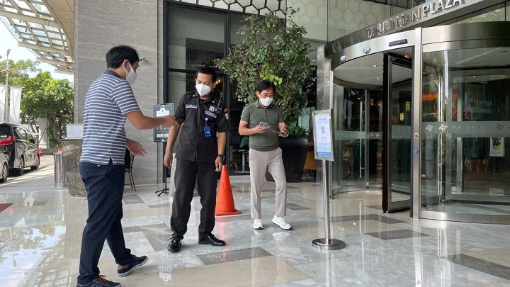 Petugas sedang menunjukkan kepada beberapa pengunjung cara menggunakan aplikasi PeduliLindungi agar bisa masuk ke dalam ITC Surabaya Mall. SP/semmy/raditya