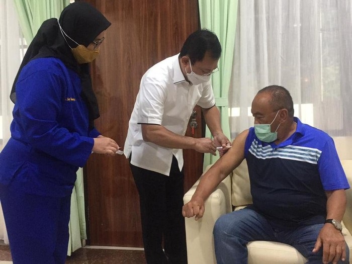 Aburizal Bakrie saat diambil sampel