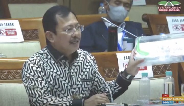 Dr. dr. Terawan saat menunjukkan boks yang berisi beberapa tool kit vaksin berbasis sel dendritik, di Komisi VII DPR RI, Rabu lalu. SP/Erick