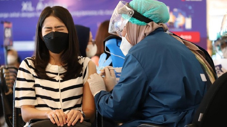 Seseorang yang sedang disuntik vaksin menggunakan Sinovac. SP/ SBY