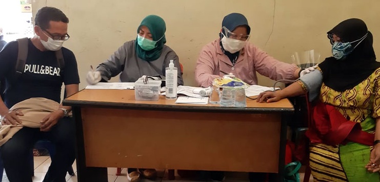 Pedagang pasar di Surabaya antusias mengikuti vaksinasi Covid-19 pada Kamis (19/8/2021). SP/TI/Humas Pemkot Surabaya