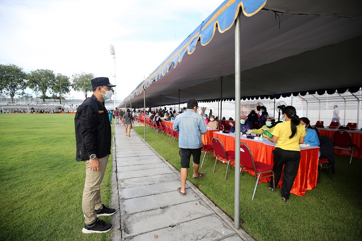 Wali Kota Eri Cahyadi saat meninjau vaksinasi massal di Stadion Gelora 10 November Surabaya, Selasa (6/7/2021). SP/Alqomar