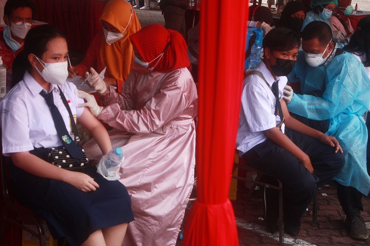 Pelaksanaan vaksinasi untuk pelajar di Islamic Center, kemarin, upaya untuk mengejar herd immunity agar tercapainya target 70-80 persen masyarakat sudah divaksin Covid-19. Sp/cah