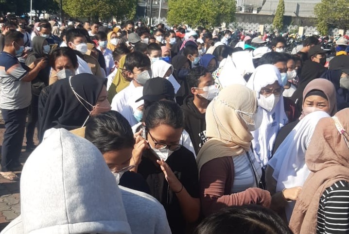 Sementara, vaksinasi pelajar di Islamic Center pun, juga terjadi kericuhan antar wali murid pelajar yang mengantar vaksin. Sp/semmy/raditya/alqomar