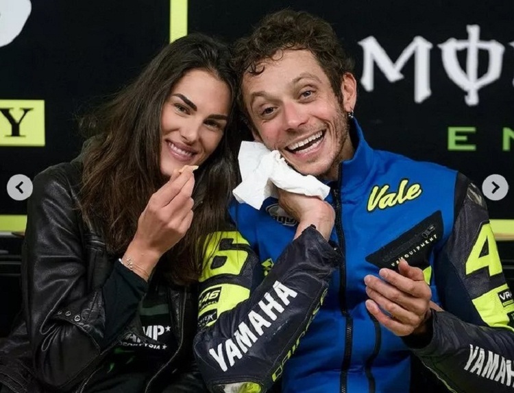 Valentino Rossi bersama kekasihnya, Francesca Sofia Novello. SP/ MotoGP