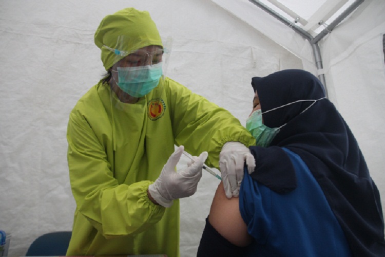 Salah satu warga yang disuntik menggunakan vaksin Sinovac asal China. SP/ SBY