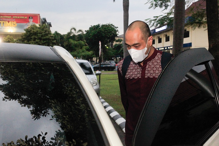 Ferry Irawan, keluar dari Ditreskrimum Polda Jatim, Senin (9/1/2023) sore kemarin usai menjalani pemeriksaan terkait laporan KDRT oleh istrinya, Venna Melinda. SP/Ariandi