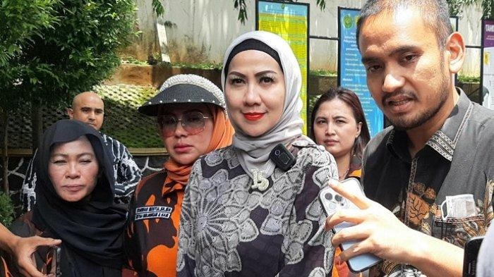 Venna Melinda usai menghadiri sidang mediasi di Pengadilan Agama Jakarta Selatan.