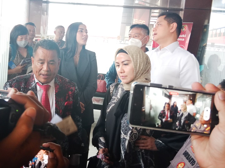 Venna Melinda, didampingi kuasa hukumnya, Hotman Paris, keluar dari gedung Ditreskrimum Polda Jatim usai dilakukan pemeriksaan terkait laporan KDRT atas suaminya Ferry Irawan. SP/Ariandi