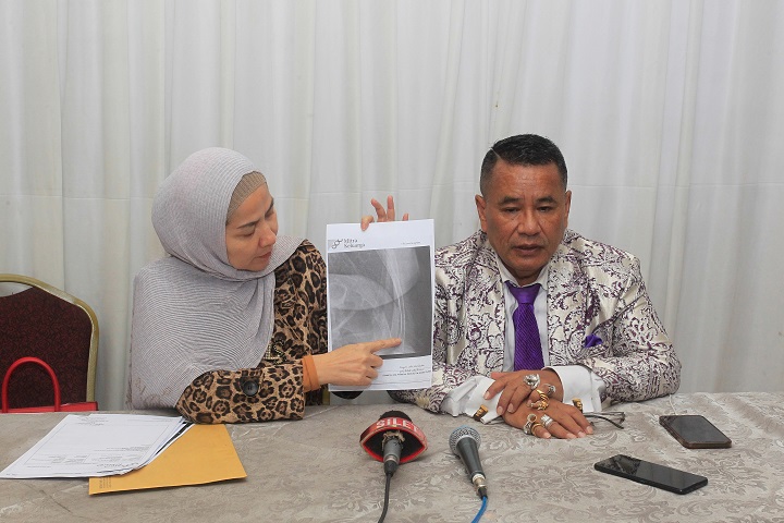 Venna Melinda ditemani pengacaranya Hotman Paris, menunjukkan beberapa bukti medis saat dirawat di RS Mitra Keluarga di Surabaya, setelah mendapat KDRT dari Ferry Irawan. SP/Ariandi