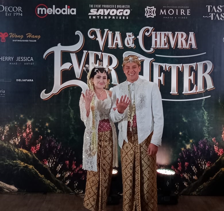 Via Vallen dan Chevra menyempatkan diri menyapa wartawan di otel JW Marriott Surabaya, Jumat ( 15/7/2022).

 