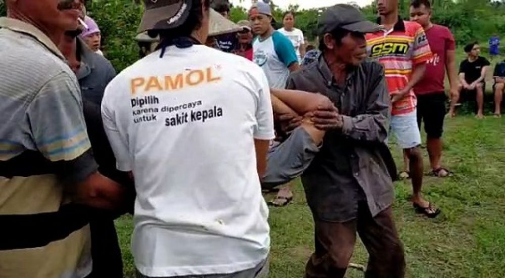 Evakuasi jenazah penjual sayur yang tewas mendakak. SP/Les