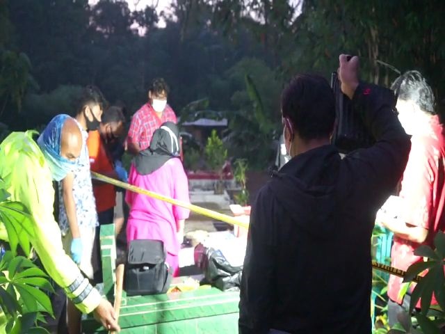 Pembongkaran makam janin kandungan Mawar. SP/Les