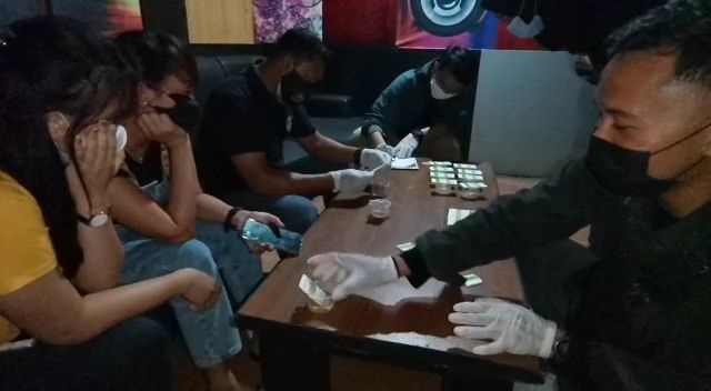 Petugas memeriksa urine para pengunjung dan pegawai karaoke hingga pemandu lagu. SP/Hadi Lestariono