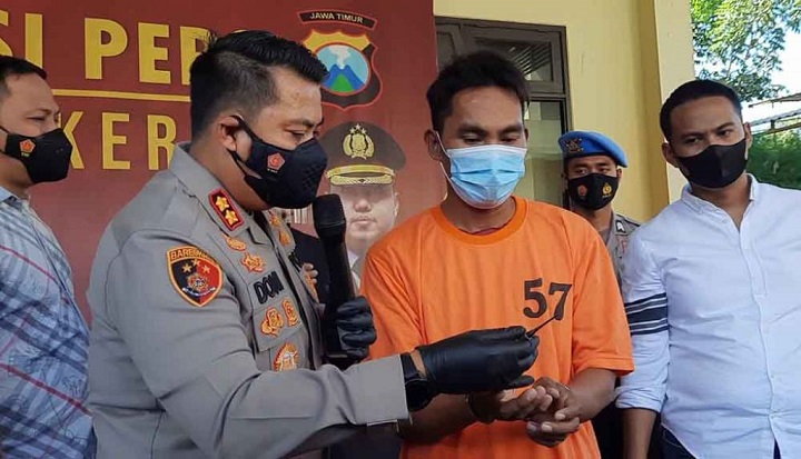 Kapolres Mojokerto, AKBP Donny Alexander saat menanyai pelaku dalam rilis.