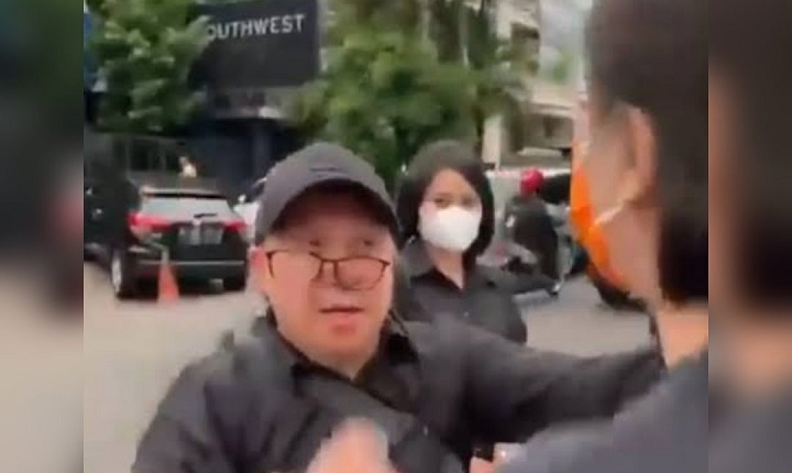 Tangkap layar video viral yang diduga Dirut PT Taspen Antonius Kosasih saat dilabrak oleh istrinya di sebuah tempat di Jakarta, beredar di media sosial, Senin (29/8/2022). Dalam video berdurasi 2 menit 10 detik.