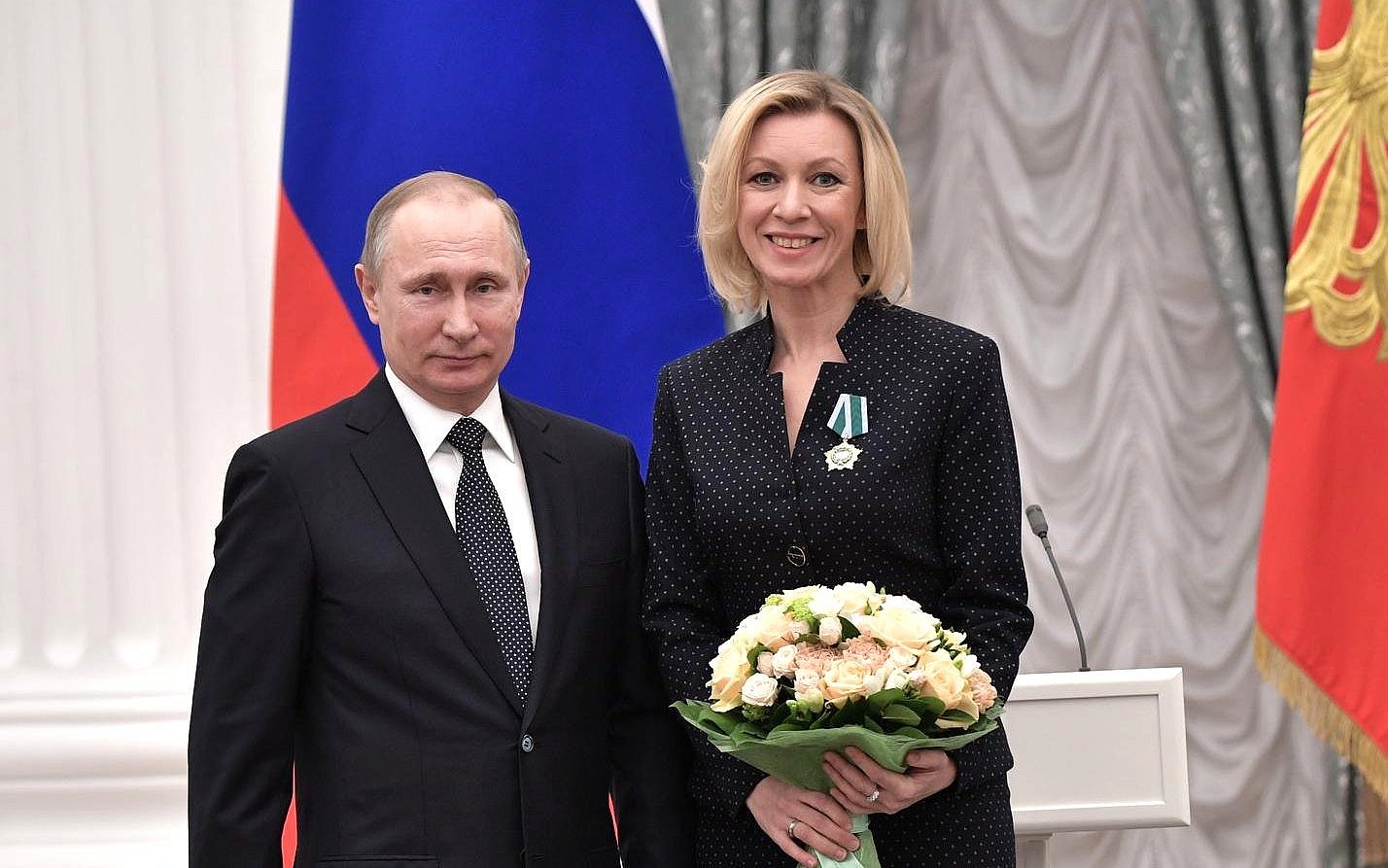Presiden Rusia Vladimir Putin (kiri) dan juru bicara kementerian luar negeri Rusia Maria Zakharova. (Foto: Kremlin.ru, Wikimedia Commons)