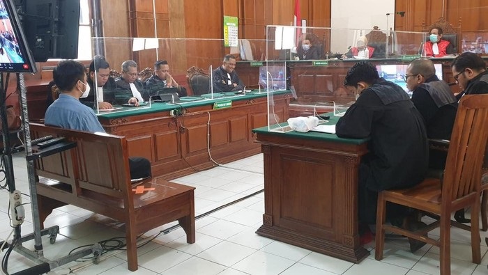 Mas Bechi saat mendengarkan majelis hakim membacakan vonis terhadapnya. SP/Ariandi/Budi