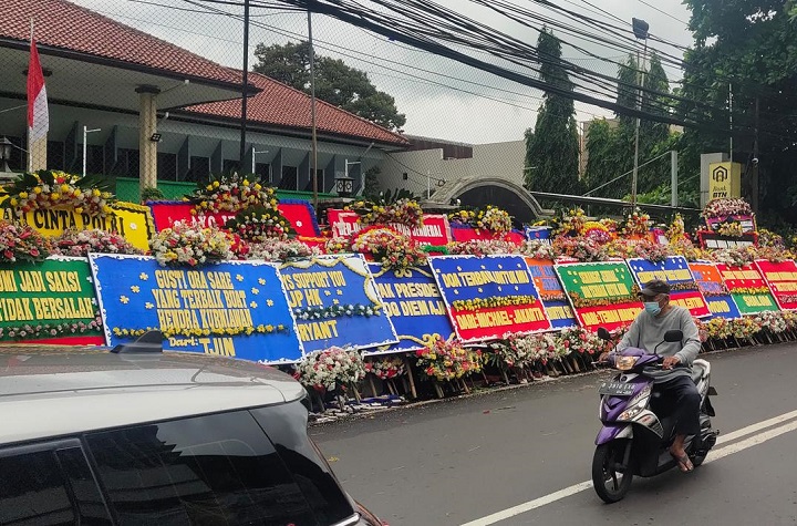 Puluhan karangan bunga yang memenuhi Pengadilan Negeri Jakarta Selatan, sejak Senin pagi saat vonis anak buah Ferdy Sambo terkait Obstruction of Justice.