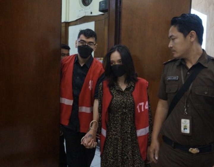 Ekspresi kedua terdakwa Aryarota dan Anisa saat memasuki ruang sidang Ruang Candra Pengadilan Negeri Surabaya menjelang sidang vonis kasus video porno Kebaya Merah, Selasa (29/8/2023).