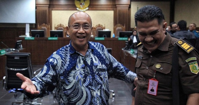 Ekpresi terdakwa Laksamana Muda (Purn) Agus Purwoto tersenyum lebar saat meninggalkan ruang sidang, usai mendengar putusan majelis hakim yakni vonis 12 tahun penjara, di PN Tipikor Jakarta, Senin (17/7/2023).
