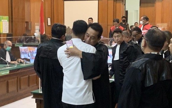 Eks Kasat Samapta Polres Malang, terlihat memeluk kuasa hukum setelah divonis bebas oleh hakim.