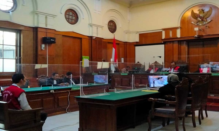 Rochmad Bagus Apriyatna saat mendengarkan putusan hakim dalam kasus pembunuhan terhadap Angeline, Mahasiswi Ubaya, di PN Surabaya, Kamis (4/1/2024). SP/Budi Mulyono