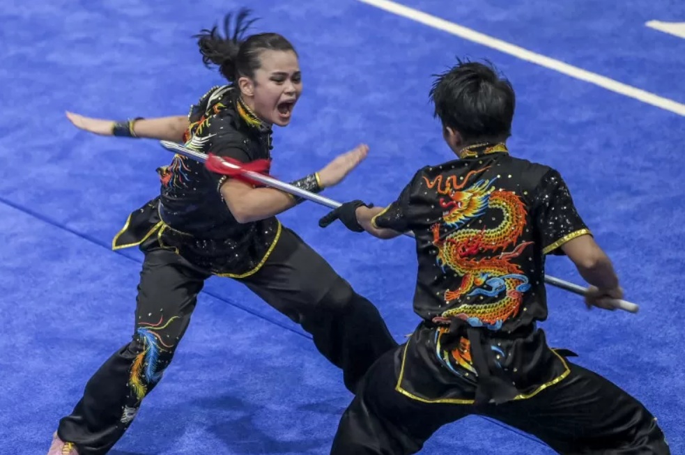 Atlet Wushu Jatim Natalie Chriselda dan Benedicta Rafaella beraksi pada final Wushu Taolu kategori Duilian Putri PON Papua 2021 di Gor Futsal Dispora, Kabupaten Merauke, Papua, Minggu (3/10/2021). SP/ANT/Galih Pradipta