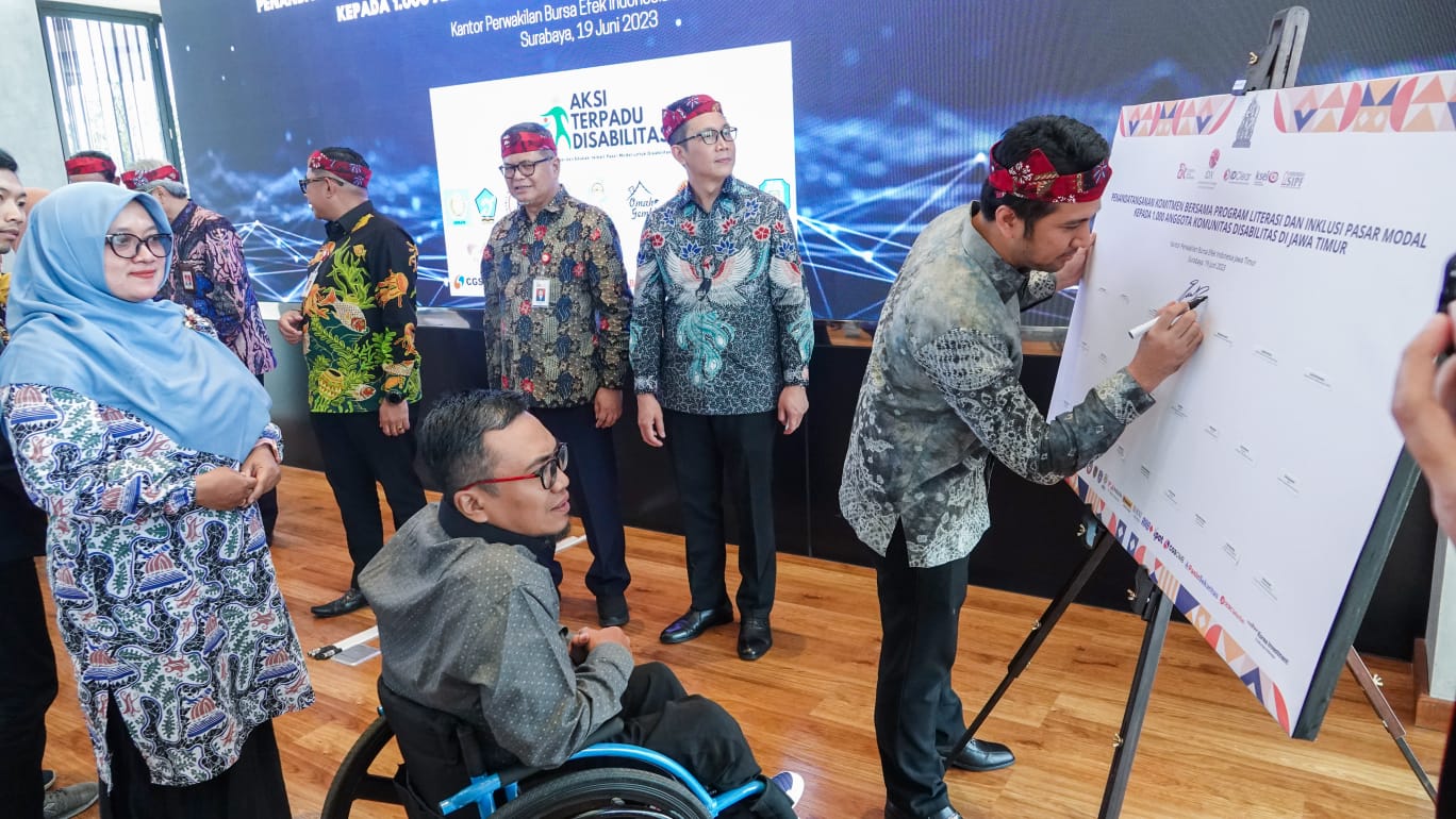 Wakil Gubernur Jawa Timur, Emil Elestianto Dardak saat peresmian 12 galeri investasi BEI di Kantor Perwakilan BEI Jatim, Senin, (19/6/2023). Foto: Pemprov Jatim.
