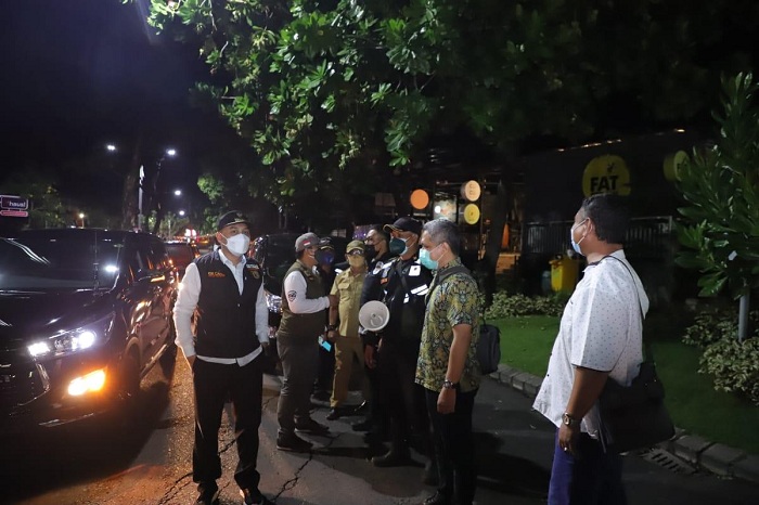 Wali Kota Eri Cahyadi berkeliling ke beberapa kawasan Surabaya Barat sejak pukul 21.00 WIB hingga larut malam. SP/ALQ