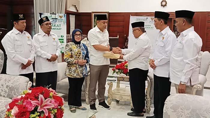 Wali Kota Surabaya Eri Cahyadi saat membayar zakat melalui Baznas Surabaya, Jumat (31/3/2023). Foto: Diskominfo Surabaya.