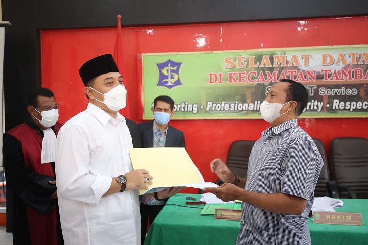 Eri Cahyadi Wali Kota Surabaya secara simbolis menyerahkan dokumen kependudukan akta kematian kepada salah satu warga pemohon. SP/Alqomar