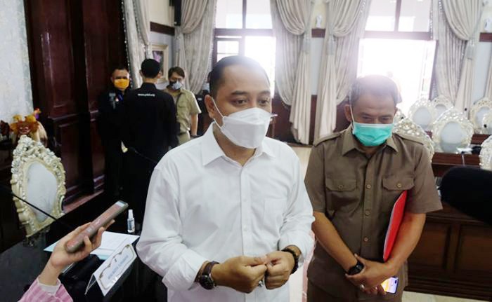 Wali kota Surabaya Eri Cahyadi saat memberikan keterangan kepaada awak media. SP/Al Qomar