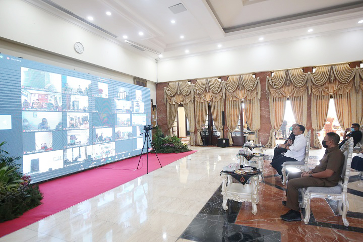Wali Kota Eri saat pertemuan virtual dengan kepala daerah se Indonesia. SP/Al Qomar