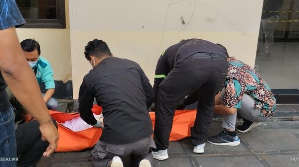 Petugas Polisi dari Polres Malang dan Polsek Lowokwaru sedang mengevakuasi korban mahasiswi Universitas Brawijaya usai jatuh dari lantai 12 Gedung Fakultas Ilmu Komputer UB, Malang.