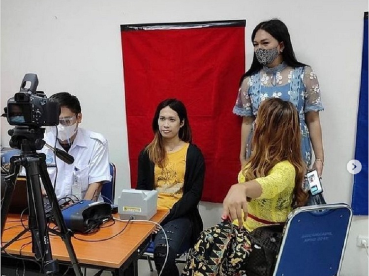 Puluhan waria bisa mengajukan KTP di Dukcapil Tangerang Selatan. SP/ JKT