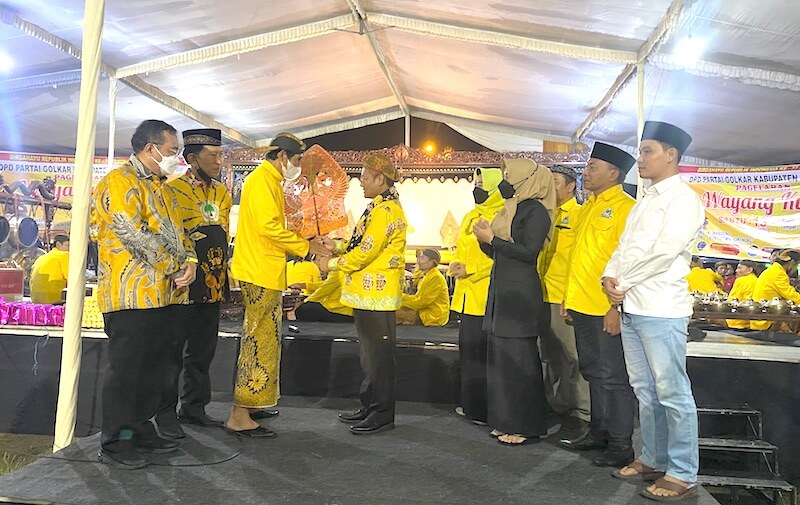 Ketua DPD Partai Golkar M Sarmuji menyerahkan Gunungan kepada Dalang Ki Wardono di acara Wayang Kulit Mojokerto, Sabtu malam 13/8/2022. Foto : SP/Riko