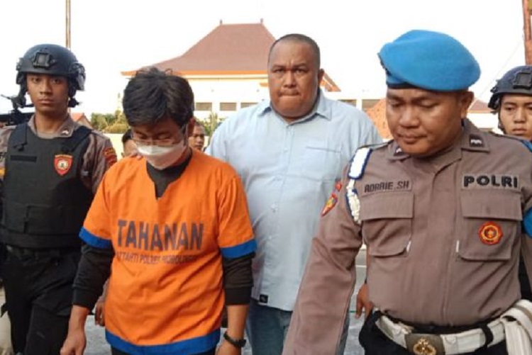 Polres Probolinggo saat mengankan pelaku pembakaran bukit Teletubbies di Taman Nasional Bromo Tengger Semeru (TNBTS). SP/ PRB