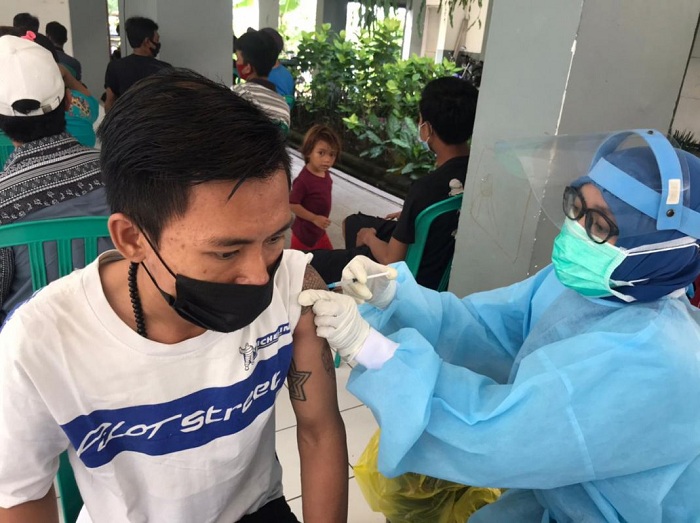 Salah satu penghuni rusun Romokalisari, Benowo, Surabaya, sedang divaksinasi Covid 19 oleh petugas, Minggu (6/6/2021). SP/PEMKOT SURABAYA