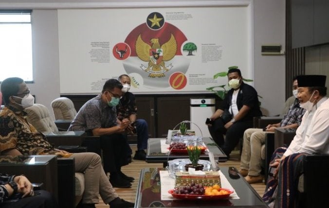 Bupati Jember terpilih, Hendy Siswanto berbincang dengan Rektor Unej SP/Antara